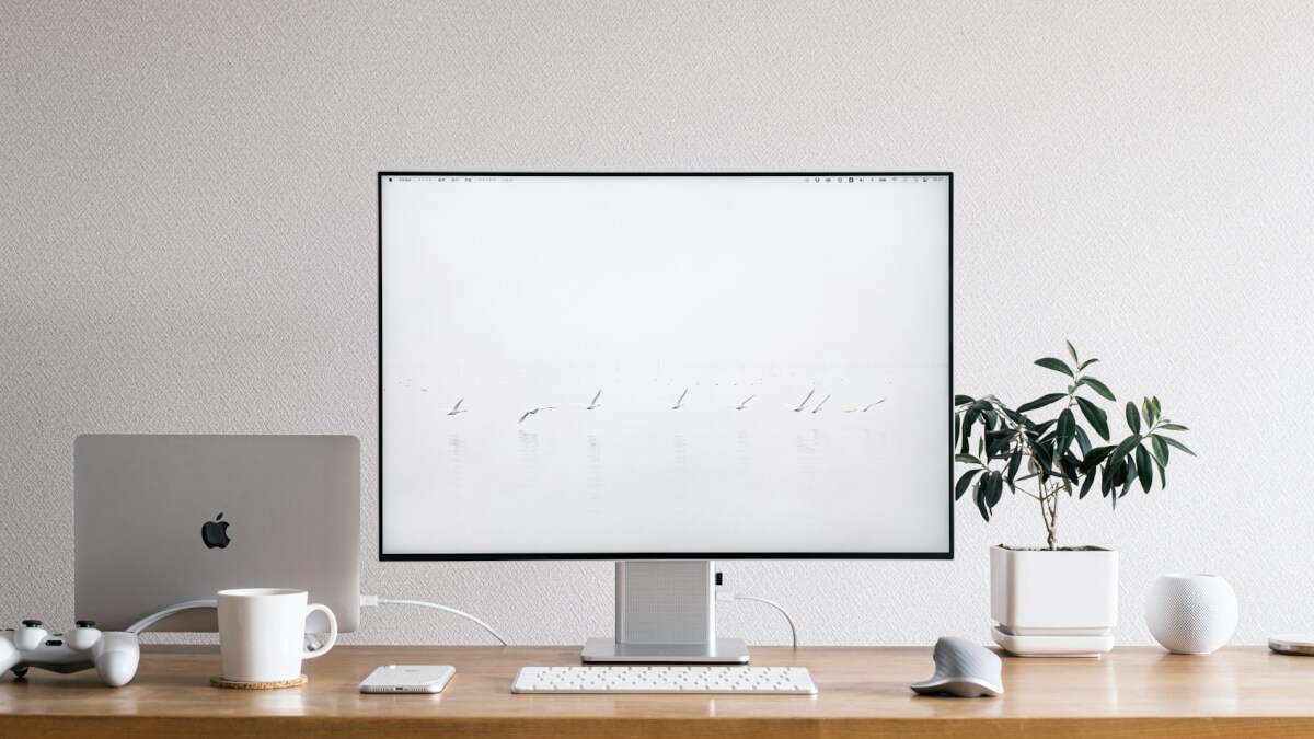 silver imac on brown wooden desk